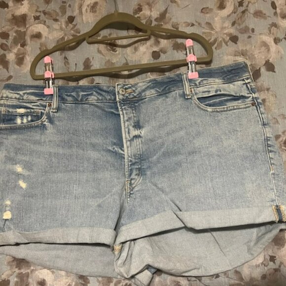 51. Plus Size OLD NAVY High-Waisted Button-Fly OG Straight Cuffed Shorts - Picture 3 of 9